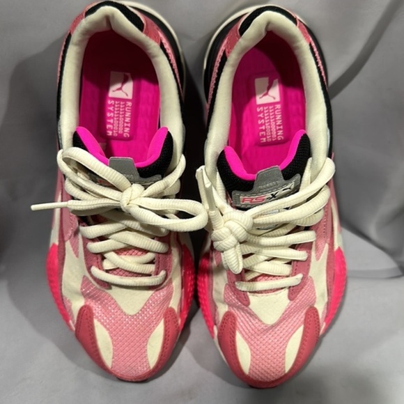 Women’s pink puma sneakers in a size 6.5 - Picture 1 of 11